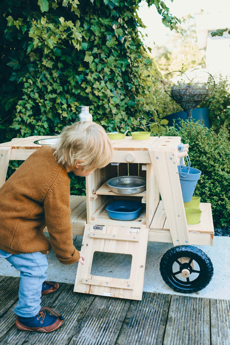 Matschküche aus Massivholz – Outdoor-Rollenspielküche für Kinder