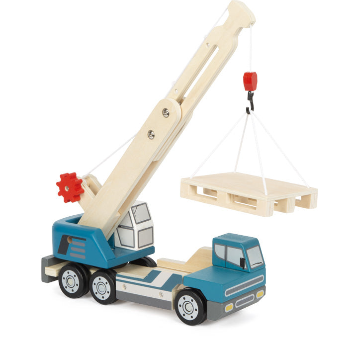 Kranwagen mit Palette – Baustellen-Fahrzeug aus Holz