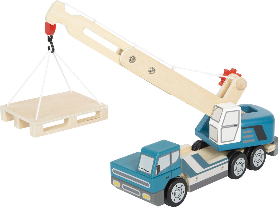 Kranwagen mit Palette – Baustellen-Fahrzeug aus Holz