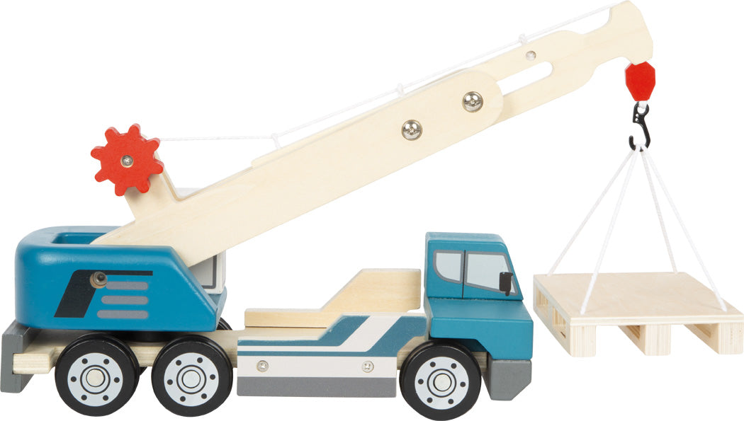 Kranwagen mit Palette – Baustellen-Fahrzeug aus Holz