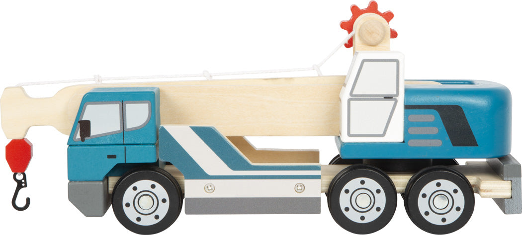 Kranwagen mit Palette – Baustellen-Fahrzeug aus Holz