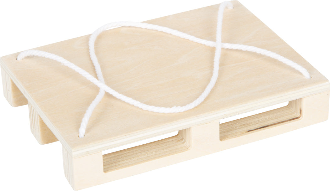 Kranwagen mit Palette – Baustellen-Fahrzeug aus Holz