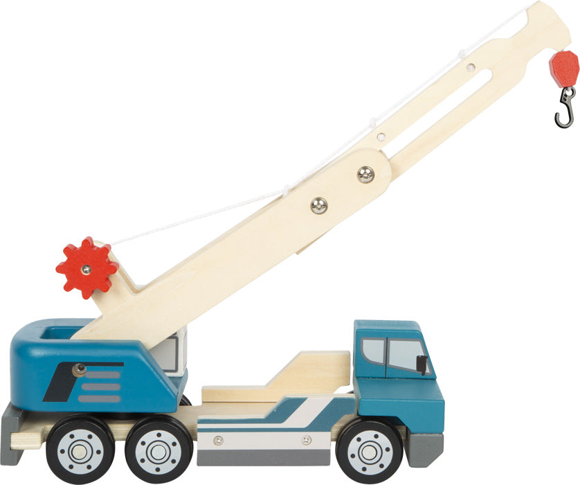 Kranwagen mit Palette – Baustellen-Fahrzeug aus Holz