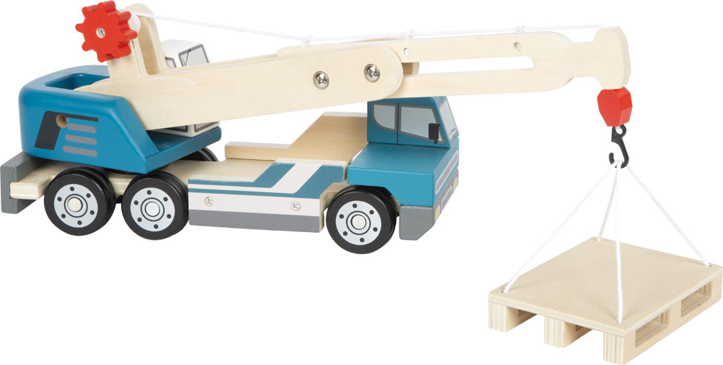 Kranwagen mit Palette – Baustellen-Fahrzeug aus Holz