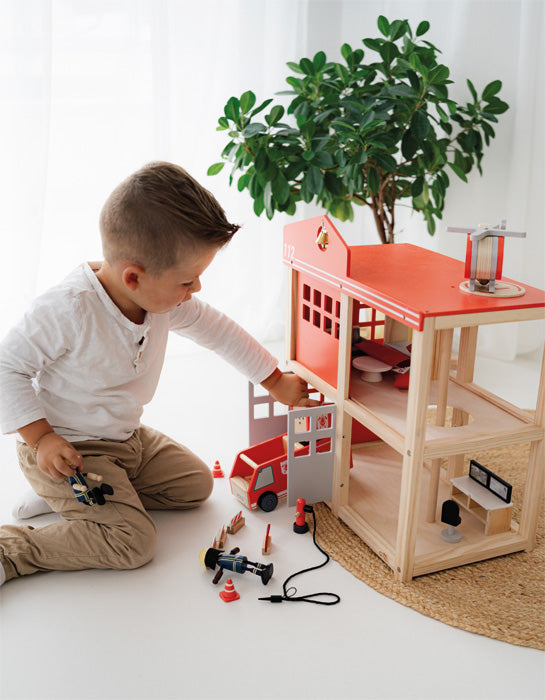 Große Feuerwache aus Holz mit Zubehör – spannende Einsätze im Kinderzimmer