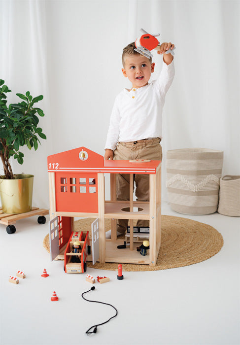 Große Feuerwache aus Holz mit Zubehör – spannende Einsätze im Kinderzimmer