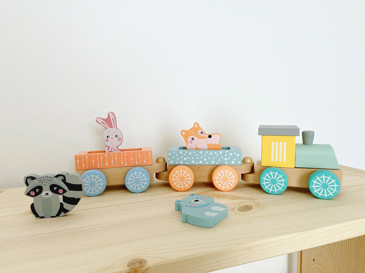 Holzeisenbahn Pastell mit Tieren aufgebaut auf einem Tisch von Spielspecht