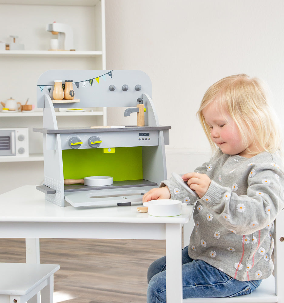 Kinderküche Klassisch mit spielendem Kind von Spielspecht