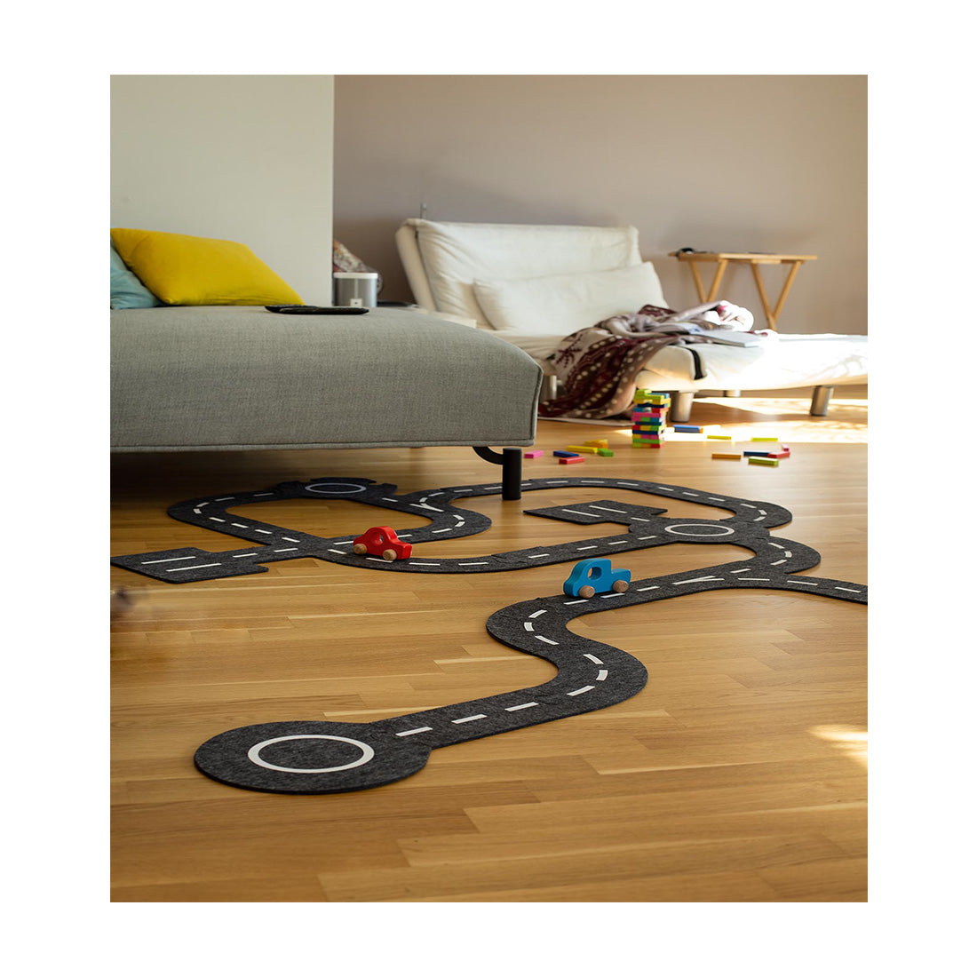Spielstraße mit 2 Fahrzeugen