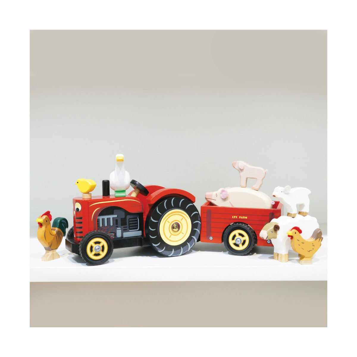 Roter Holztraktor